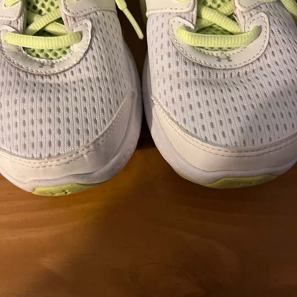 Woman’s size 7 under armour shoes - Picture 7 of 10
